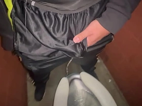 篮球短裤里尿出来 chinese gay church porn