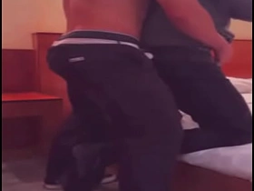 几杯酒下肚说服运动型直男尝鸡巴 gay japan video porn