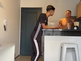 训练时认识的猛男被我骑在身下 daddy gay japan porn