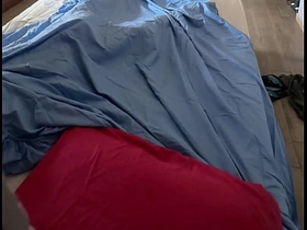 他在被窝里快速激烈地打飞机射精 - 真实高潮 asian gay porn pic