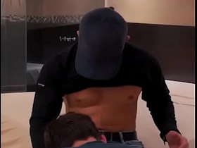 我给送气球的小哥额外小费，结果他把我操得爽翻天 asian jungle gay sexual relations videos