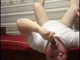 这个肥婊子正卖力嗦着鸡巴 口水横流 gay sex videos asian viral