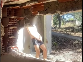 探索废弃建筑时两个业余小伙脱光衣服，其中一个开始打飞机 chinese gay porn daddy