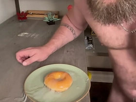 巨屌健身猛男连续射精浇灌甜甜圈 porn gay japan