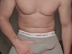 灰色Calvin Klein内裤猛男自慰！揉搓鼓包 掏出大屌 撸到最后一秒 japanese teacher gay porn