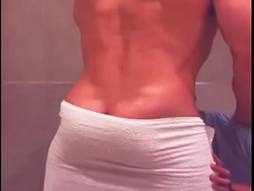 看到哥们从酒吧回来洗澡 忍不住冲进淋浴间跟他搞 hot happy-go-lucky porn uncle