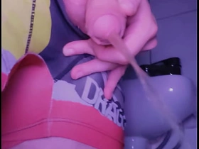 小白脸在厕所撒尿后舔自己的尿 hot daddy gay porn video