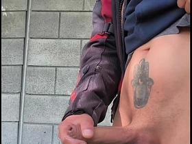 知道远处有人看我自慰，我鸡巴硬得不行 sex videos asian gym gay