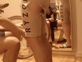 受伤自行车手继父与饥渴关怀儿子 - 第一部 免费 asian gay pron sex videos