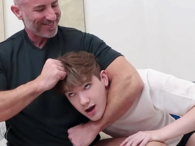 打游戏时继父发现我勃起，给我看真男人的大屌 scat asian gay porn