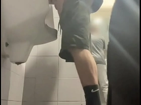两个穿运动鞋的男孩在公厕小便池玩嗨了 chinese gay porn sex