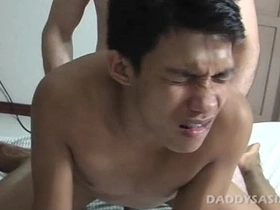 老爹猛操亚裔嫩屌本杰 singapore chinese gay porn