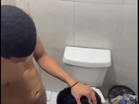 夜店厕所偷拍直男大屌口交 unconcerned chinese python porn