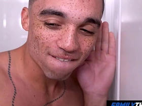家庭嫩肉 - 看我朋友和他继父搞 vietnam gay porn