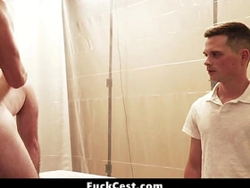 那男人毫不掩饰他青筋暴起的勃起鸡巴 - 乱伦性交 free watch asian gay porn