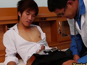 娇小亚洲嫩鸡被医生舔肛后狂捅 gay japanese porn website