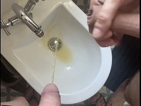 两个素人男室友 一个红发割过包皮穿内裤人字拖 一个全裸未割包皮 对着坐浴盆一起尿尿 korean webcam porn gay