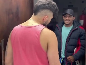 收货时让快递员上楼 他用肉棒当报酬还射了我满嘴 asian gay porn jav