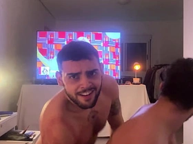 邻居看见我对着窗户打飞机就按门铃来口交 hot gay porn movie