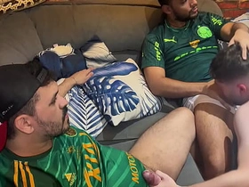 和两个狂热球迷看足球赛 结果被爽操屁眼 - 完整版SHEER.COM hot beard gay porn