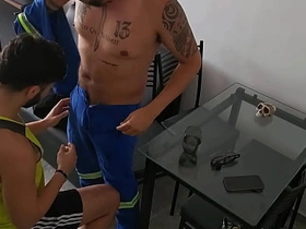 维修工来查网线却把鸡巴插进来 gay porn chinese close off