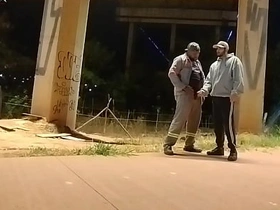 摩托车手VS打工仔 撒完尿转身就求口交 asian white gay porn