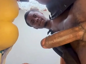 老爹边吐口水边用飞机杯撸他那根大屌，最后射了 leon chinese gay porn