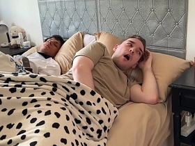 别出声，别让你继兄发现！- 与大鸡巴纹身拉丁小鲜肉3P hot elated asian men porn