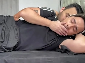 我继父搞糊涂了，以为我是他老婆，整晚待在他房间时插进了我的屁眼 cheerful japan porn freeze