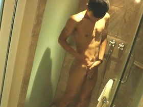 深肤色亚裔男孩淋浴 hot gay brother porn