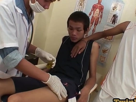 亚洲嫩男与医生3P口交后射精 gay asian scat porn