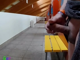 我在公共更衣室撸我厚包皮鸡巴，差点被抓到两次。 beefy ass chinese jubilant porn