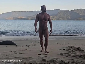 肌肉男裸体海滩群交 porn gay asian