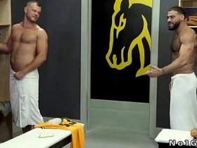 多毛gay更衣室3P hot body gay porn