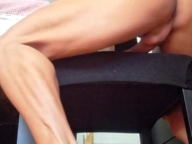 健身熱辣男孩椅子上狂擼硬屌直到濃精噴發 gay porn teacher japanese