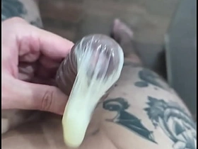 装满精液的安全套 - 想喝这杯奶吗？ asian roommate gay porn