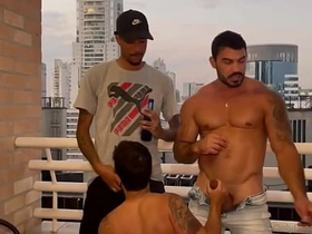 和朋友无套干这小骚货 chinese athlete gay porn