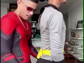 蝙蝠女骑在蜘蛛侠的鸡巴上 gay fem chinese porn