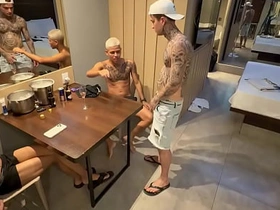 我和我哥们儿还有他朋友3P爽翻天 japanese soccer gay porn