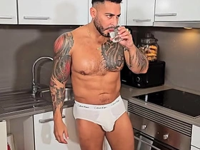 BlakeMason: 纹身美男厨房里吞吐Viktor Rom的巨雕 hot gay shower porn