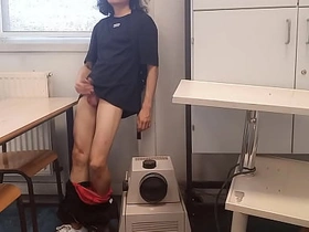 在学校射精 发情学生嫩0撸动光滑鸡巴在教室课桌上冒险喷精 Jon Arteen大学自慰拍摄火热单人基片 gay porn pallid asian