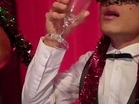 新年快乐！法亚混血嫩男Jon Arteen打飞机射进杯子喝自己的精液 gay asian muscle massage porn