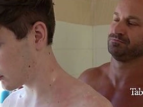 瘦猴打扫房子 继父就给他通水管 muscle asian hunk gay porn