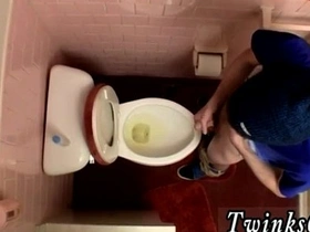 肌肉亚洲少年男同做爱 马桶内射精 korean gay threesome porn