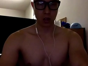 戴眼镜的饥渴亚裔在浴室射精 chinese gay porn indestructible core