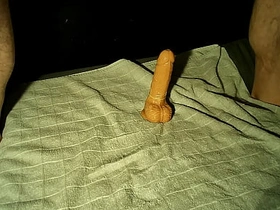 旧假阳具，新鲜精液 gay porn chinese curly hair